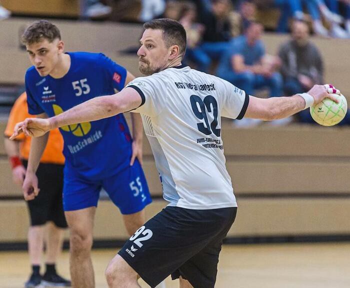Treffsicher: Marc von Manger (weißes Trikot) gehört zu den besten Torschützen der HSG Werra/Landeck. Im Hintergrund Samuel Kitz von der Reserve des TV Hersfeld. © Foto: Friedhelm Eyert