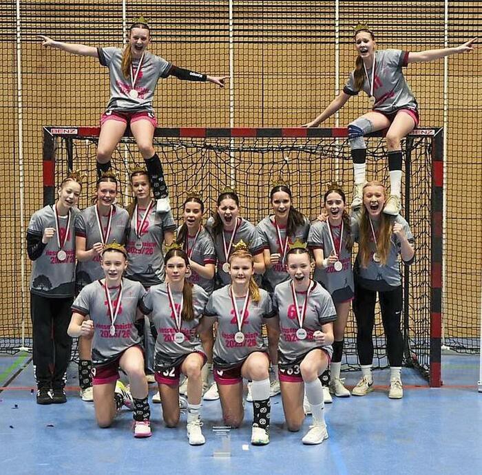 Sie haben es geschafft: Die weibliche Handball-C-Jugend der HSG Werra/Landeck ist Hessenmeister – als erste Mannschaft aus dem Kreis in dieser Altersklasse. © Foto: Privat